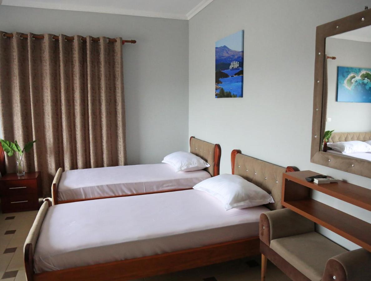 Relax Hotel Εξαμίλιο Εξωτερικό φωτογραφία